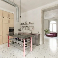 Die Bresche von der Küche ins Wohnzimmer, sichtbare Rohre und Terrazzo mit Rosaton