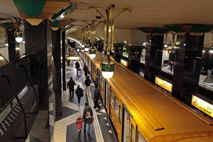 Die Station Rathaus Spandau an der Berliner U7