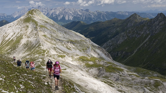 Die etwas höhere Lungauer Kalkspitze (2471 m) liegt der Steirischen Kalkspitze (2459 m) an der Grenze zwischen Salzburg und Steiermark gegenüber