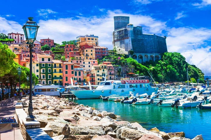 Lerici. Das Dorf an der ligurischen Küste ist seit dem 19. Jahrhundert ein beliebter Ferienort, Treffpunkt von Dichtern und Denkern und hat sich dieses Riviera-Flair bewahrt. Markant ist die Burg mit ihrem fünfeckigem Turm. 