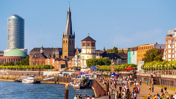 Die Rheinuferpromenade in Düsseldorf