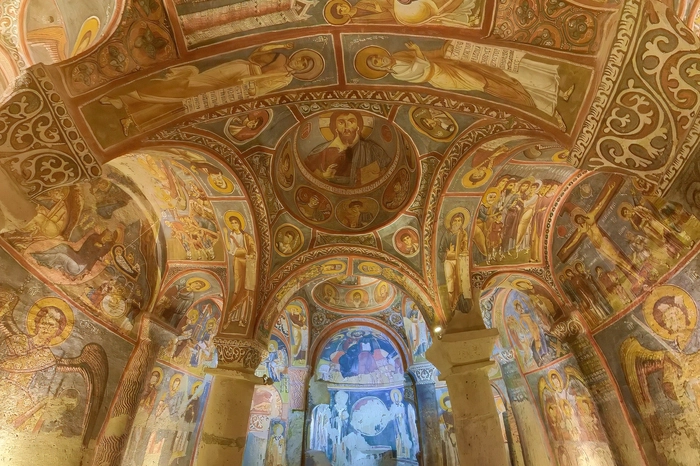 Freilichtmuseum Göreme. Vergleichsweise jung, aber dennoch sehr alt, sind die Spuren der vielen Kulturen, die im abgeschiedenen Kappadokien siedelten und als Behausungen Höhlen in das weiche Gestein schlugen. Ganze Städte, über wie unter der Erde, aber auch Orte der Andacht wie im Tal von Göreme, wo byzantinische Mönche über Jahrhunderte Kirchen und Klöster in den Tuff trieben. So schlicht sie von außen wirken, so prachtvoll sind einige von ihnen innen bemalt. Sie zählen zum Weltkulturerbe der Unesco.