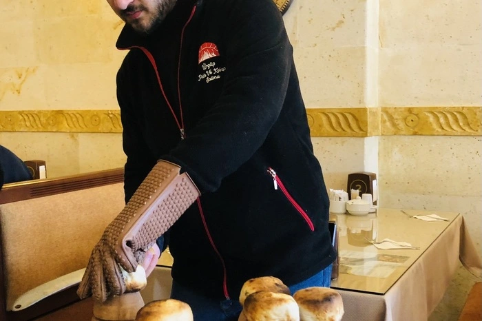 Testi Kebab. Viele kleine Tongefäße, die man allenthalben auf den Straßen sieht, künden von der kappadokischen Spezialität Testi Kebab: Fleisch und Gemüse werden in den mit Teig verschlossenen Töpfchen gegart, die der Kellner am Tisch fürs Servieren gekonnt „enthauptet“.