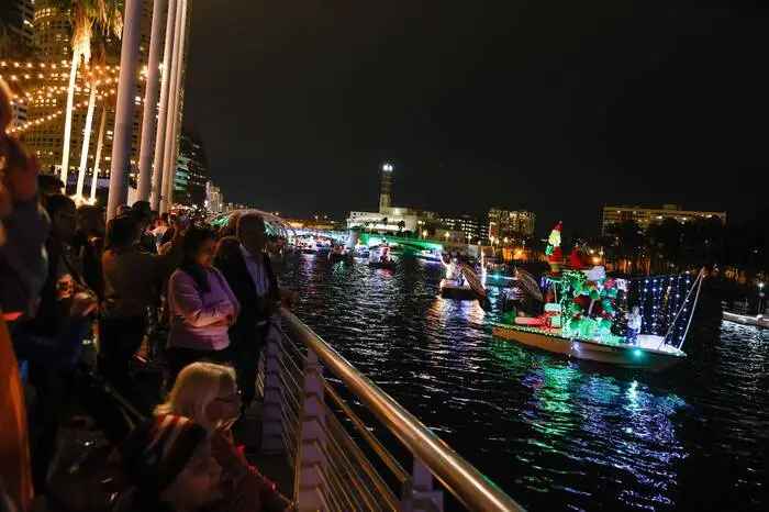 Tampa. In Florida, gibt es zur Weihnachtszeit vielerorts Bootsparaden in den Kanälen, die sich durch die Orte ziehen – wie hier Tampa. 