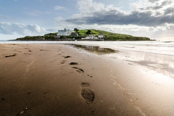 Burgh Island. Die Gezeiteninsel inspirierte Agatha Christie zu zwei ihrer berühmtesten Werke, darunter „Das Böse unter der Sonne“ mit Ermittler Hercule Poirot. Sie übernachtete wiederholt in dem im Art-déco-Stil erbauten Burgh Island Hotel, eine Strandhütte wurde eigens für sie errichtet. Die Insel liegt 200 Meter vor der Grafschaft Devon und ist bei Flut nur mit einer Art Strandmobil, dem Sea Tractor, erreichbar. Bei Ebbe können Besucher einfach zur Insel spazieren. 