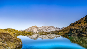 Die Gipfel spiegeln sich im kristallklaren Albonasee