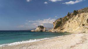 Der Pasqyra-Strand in Albanien liegt zwischen Saranda und Ksamil