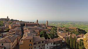 Montalcino hat einige Türme, aber nur eine Ladesäule