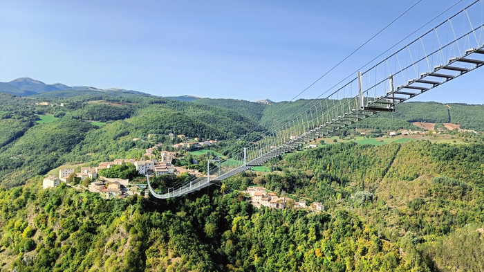 Die neue Hängebrücke spannt sich zwischen Sellano und Montesanto