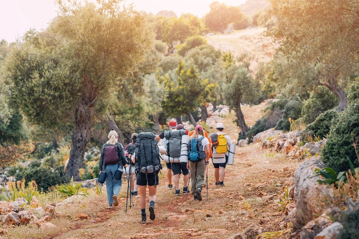 Oliven-, Zitronen- und Feigenbäume, Ginsterbüsche, Pinien und Zedern sind allgegenwärtig auf dem Pfad durch die antike Landschaft Lykiens. Und dann ist da noch dieses Licht, das die Landschaft in die schönsten Farben taucht. Lykien wird nicht umsonst mit Land des Lichts übersetzt.