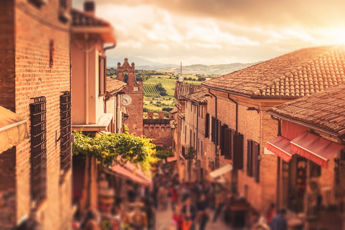 Gradara. Dante, Boccaccio, Petrarca – sie alle haben die tragische Liebesgeschichte von Paolo und Francesca erzählt, die sich im 13. Jahrhundert in Gradara zugetragen haben soll. Um die mittelalterlichen Mauern des Ortes in den Marken, in dem die beeindruckende Malatesta-Festung liegt, führt heute in ihrem Gedenken der „Weg der Verliebten“. Jedes Jahr am 14. Februar findet die „Gradara d’Amare“ statt, in der 1000 Kerzen den Schlosshof romantisch illuminieren. 