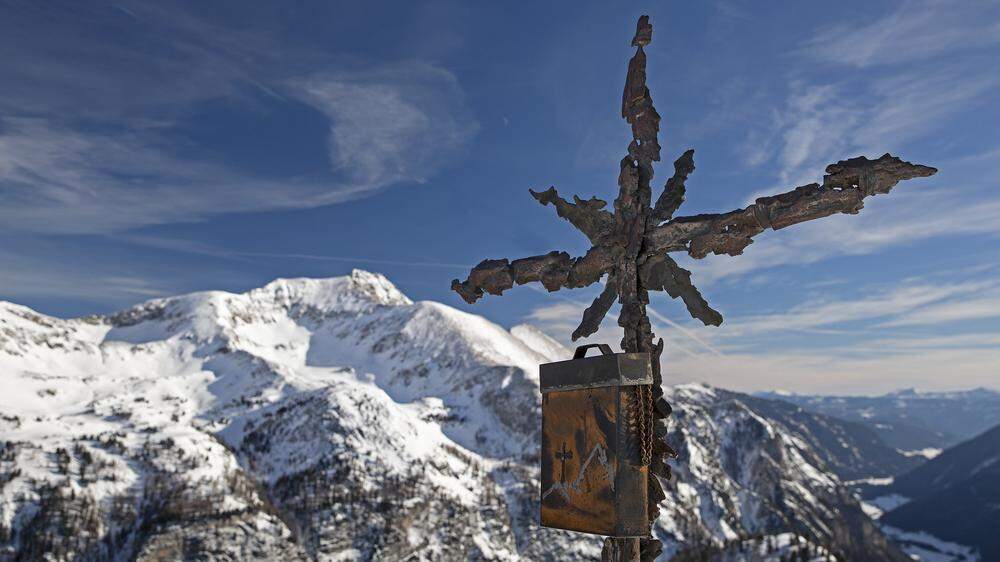 Das kunstvoll aus Granatsplittern gestaltete Gipfelkreuz auf der Mittereckhöhe ist unser Tagesziel