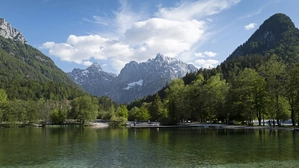 Der Jasna-See besteht aus zwei miteinander verbundenen Gewässern am Zusammenfluss der Bäche Velika und Mala Pišnica