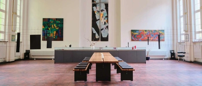 Der ehemalige Kirchensaal misst 200 Quadratmeter. Aus dem Altarbereich wurde eine moderne Küche