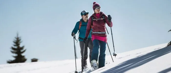Yoga als Option: Achtsamkeitsübungen im Schnee sind eine willkommene Ergänzung beim Schneeschuhwandern