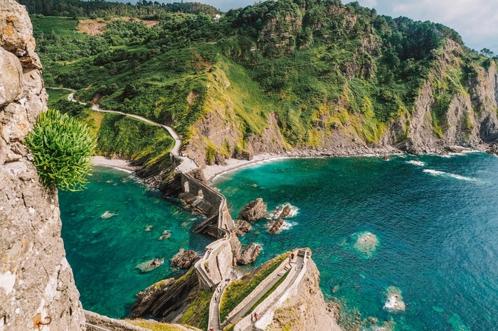 Die wilde Nordküste Spaniens ist stolz auf ihre Eigenständigkeit: Neben der baskischen Sprache und der mit zahlreichen Hauben und Sternen dekorierten lokalen Kulinarik (Stichwort Pintxo und Txakolis) beschwört man sie mit eigenwilliger Architektur (wie in Bilbao), spektakulärer Natur (Nationalpark Costa Vasca) oder und großer Kultur (Höhle von Altamira bis Guggenheim Museum).