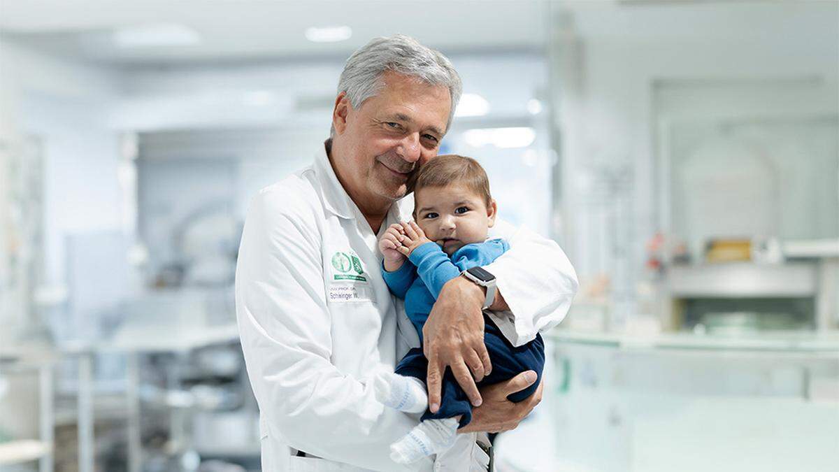 Der Spezialist für pädiatrische Stammzelltransplantation Wolfgang Schwinger und sein kleiner Patient Renas