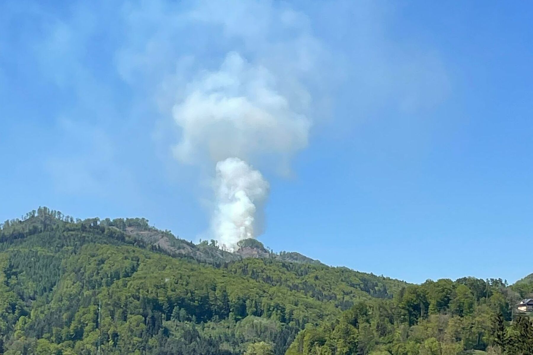 Löscharbeiten aus der Luft : Massiver Waldbrand wütet in Eisbach-Rein