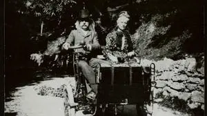 Enrico Bernardi und seine Frau in einer seiner Motorkutschen