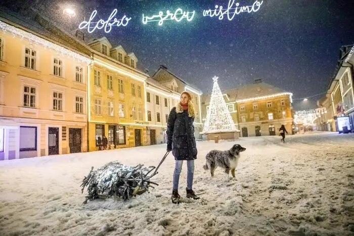Kranj. Der slowenische Nationaldichter France Prešeren wird in Kranj besonders hochgehalten, weshalb die Altstadt im Advent mit Versen aus seinen Gedichten dekoriert ist. Dazu kommen hölzerne Figuren des Künstlers Matjaž Beguš und die Krippe von Miro Rismond. Kinder freuen sich über den Märchenhain am Hauptplatz und den Lichterzoo auf Schloss Khislstein.