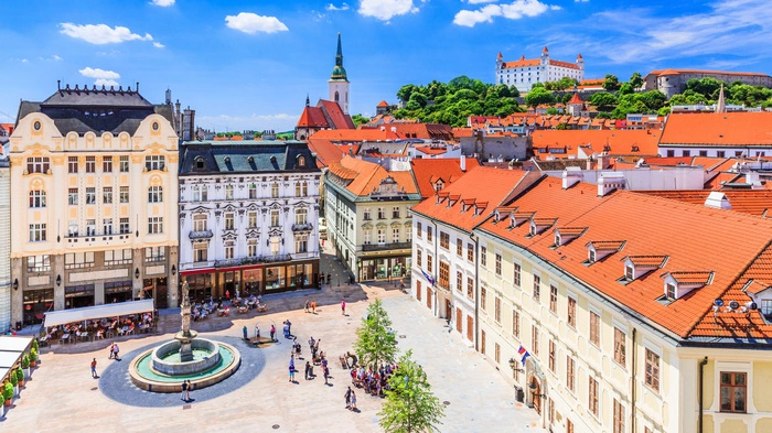 Dreiländereck. Bratislava ist eine der jüngsten Hauptstädte Europas und die einzige der Welt, die an zwei Länder grenzt, nämlich Österreich und Ungarn. „Genaugenommen kann man sagen, dass die Stadt an drei Länder grenzt, nämlich Ungarn, Burgenland und Niederösterreich“, erzählt Stadtführerin Blanka Corná. Obwohl die Donau Staatsgrenze ist, empfindet Corná den Fluss als verbindendes Element. Die slowakische Hauptstadt wird von den deutschsprachigen Völkern „Preßburg“ genannt und von den Ungarn „Pozsony“. Aufgrund alter Besiedelungsspuren, die auf die Kelten und Römer verweisen, weiß man, dass Bratislava eine alte Handelsstadt an der Donau war. Ihre große Blüte erlebte sie zu Zeiten des ungarischen Königs Matthias Corvinus, der 1465 die Universität gründete.