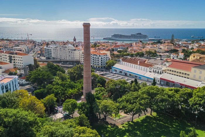 Garten von Santa Luzia. Auf dem einstigen Gelände einer Zuckerfabrik, hat man in Funchal einen öffentlichen Park angelegt – der alte, gemauerte Schornstein und einige Maschinen künden noch heute davon. Diese Zeugen vergangener Zeiten hat der Landschaftsarchitekt Luís Paulo Ribeiro in den Garten von Santa Luzia integriert und fünf verschiedene Gartenbereiche entworfen. Darunter ein Bereich mit Lorbeerbäumen, tropischen Pflanzen sowie ein Terrassen-, Amphitheater- und Wassergarten.