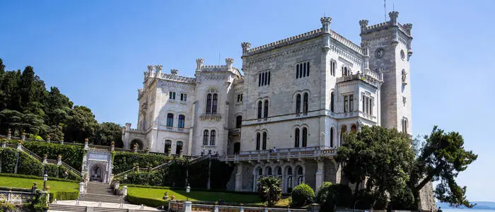 Ein Teil des neuen Buchs ist dem Bau von Schloss Miramare gewidmet