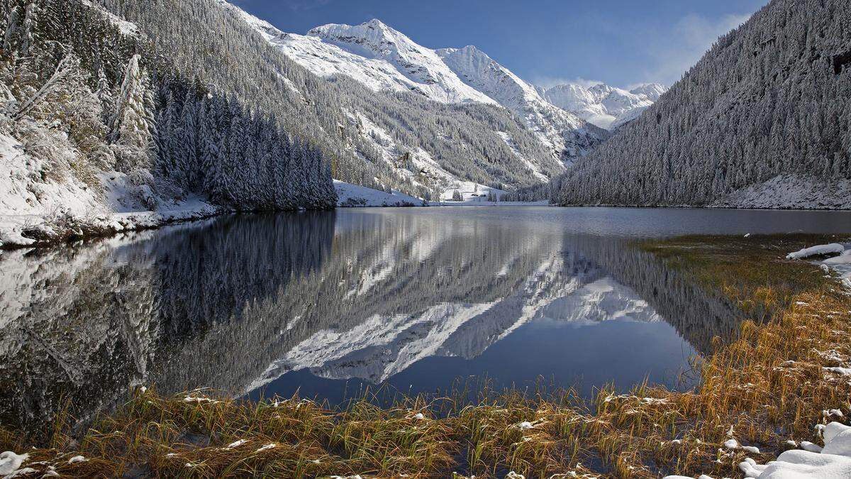 Der Übergang vom Herbst in den Winter ist am Riesachsee ein stilles Naturschauspiel