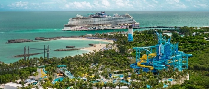 Neben dem rund 52 Meter hohen „Tidal Tower“ mit acht Rutschen bietet der Wasserpark von NCL auch einen Wasserspielbereich, eine Familienrutsche und Klippen zum Herunterspringen