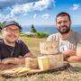 Käsemacher Kristjan und David mit ihren Produkten auf 1000 Metern 