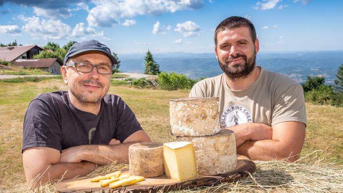 Käsemacher Kristjan und David mit ihren Produkten auf 1000 Metern 