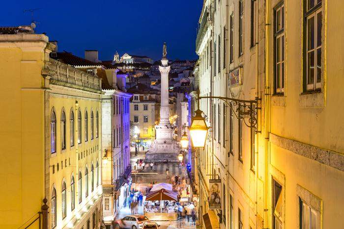 Ob die Statue hoch über dem Rossio wirklich Dom Pedro zeigt, darum ranken sich Geschichten