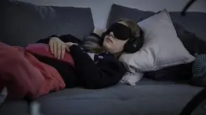 Schwerste Fälle von ME/CFS verhindern, dass Betroffene ihre eigenen vier Wände verlassen können. Häufig sind sie ans Bett gebunden sowie licht- und geräuschempfindlich 