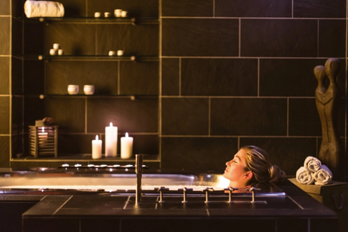 Ostfriesischen Inseln. Die meist autofreien Ostfriesischen Inseln locken nach dem Strandausflug mit einem warmen Algenbad. Sie sind zertifizierte Thalasso-Region. Die Wellness-Anbieter nutzen die Heilkraft des Meeres mit Salzwasserbehandlungen, frischer, jodhaltiger Seeluft, Sonne oder Packungen mit Algen, Schlick und Sand. Thalasso-Anwendungen sind auch in günstigen Pauschalen enthalten, etwa im Badehaus auf Norderney, dem ältesten Seebad der Nordsee – auch in der überraschenden Kombination Meersalz-Milchbad.