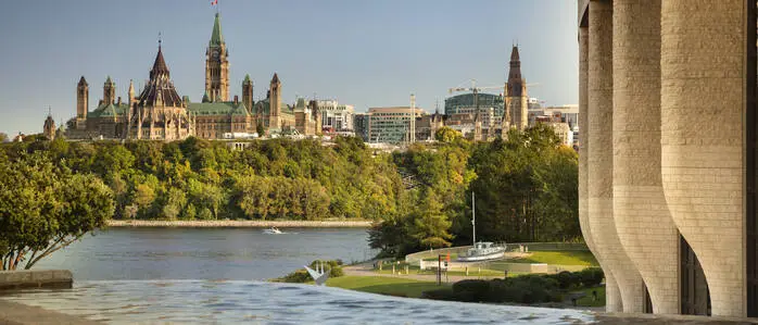 Der Parliament Hill liegt auf einer Klippe über dem Ottawa 
River