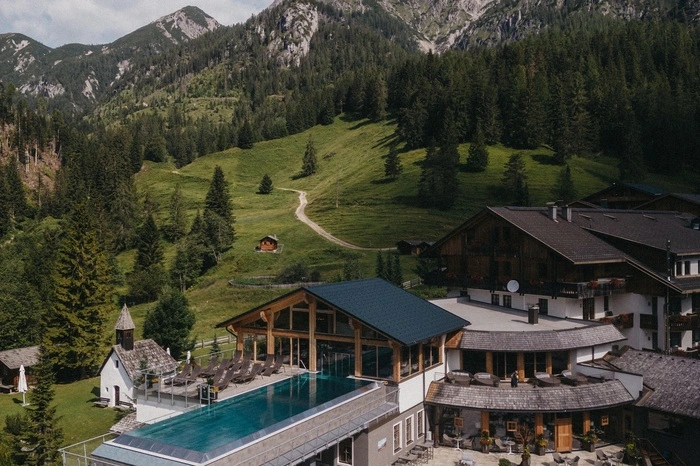 Zwei Lilien und 15 Punkte gibt es für das Almwellness-Resort Tuffbad (vier Sterne superior) in St. Lorenzen im Lesachtal.