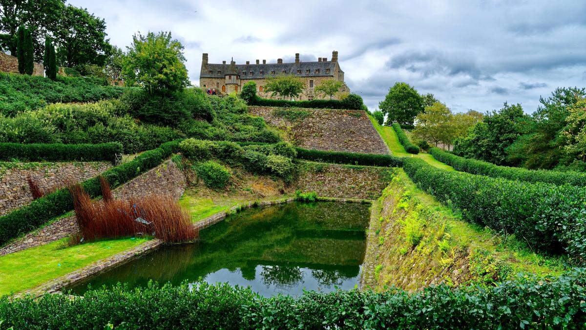 Domaine de la Roche-Jagu: Moderner Garten um alte Mauern