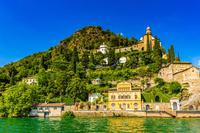 Morcote. Das ehemalige Fischerdorf Morcote am Ufer des Luganersees ist einer der eindrücklichsten Anblicke der Schweiz. Dabei legt man allerdings nicht nur Wert auf die historischen Gebäude, sondern versucht auch die Biosphäre rund um den Ort zu renaturieren.  