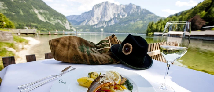 Ein Dreigestirn des Ausseerlandes: die unverwüstliche Lederhose, ein Ausseer Festtagshut und kulinarische Köstlichkeiten aus dem Wasser