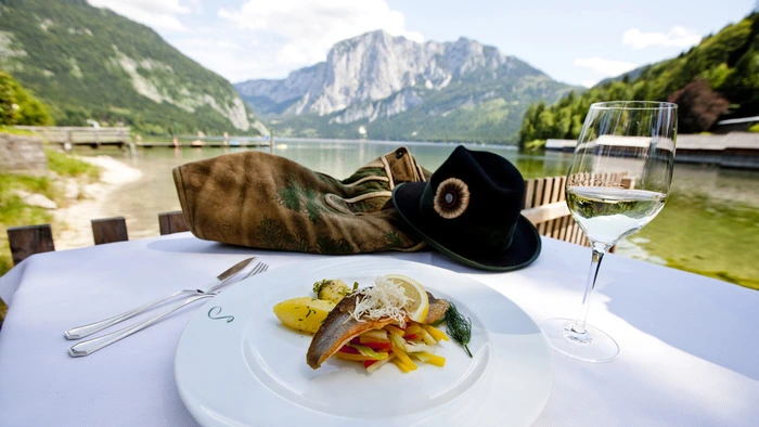 Ein Dreigestirn des Ausseerlandes: die unverwüstliche Lederhose, ein Ausseer Festtagshut und kulinarische Köstlichkeiten aus dem Wasser