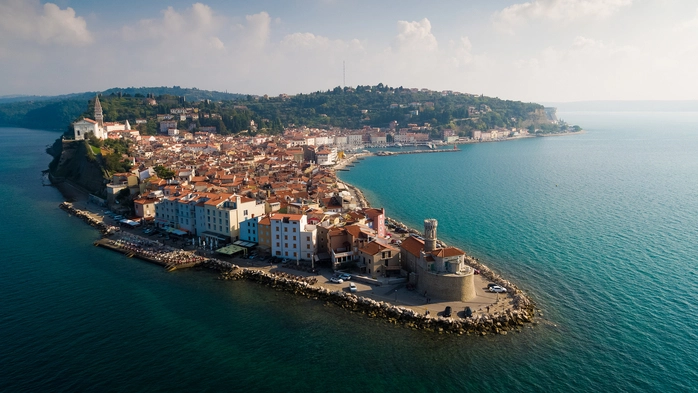 Piran liegt auf einer schmalen Landzunge in der Adria