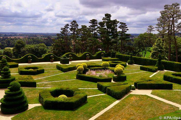 Der Jardin du Chateau de la Ballue wirkt mit dem erhabenen Parterre aus geometrischen Formen und symmetrischen Wegen wie ein barocker Garten, ist aber eine Neugestaltung aus den Siebzigerjahren
