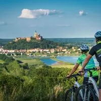 Die Paradiesroute durch das Südburgenland führt an der Burg Güssing vorbei