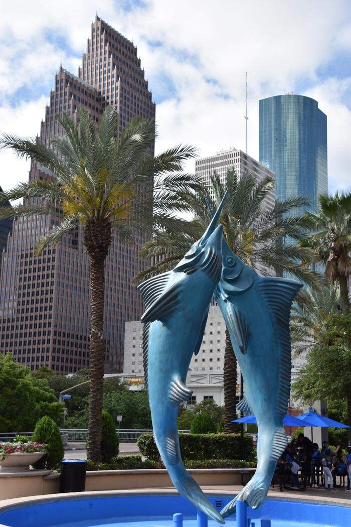 Der Brunnen mit Blaue Marlins vor dem Downtown Aquarium