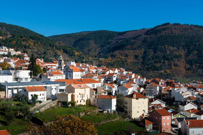 Manteigas. In der portugiesischen Serra da Estrela pflegt Manteigas seine Geschichte als von dichten Wäldern umgebenes Bergdorf, in dem viele Menschen von der Viehwirtschaft und der Wandertierhaltung leben. Wieder aufleben lassen hat man die Tradition der Wollerzeugung, dazu kommt die Rolles des Ortes als Zentrum für Wanderungen in der Umgebung. 