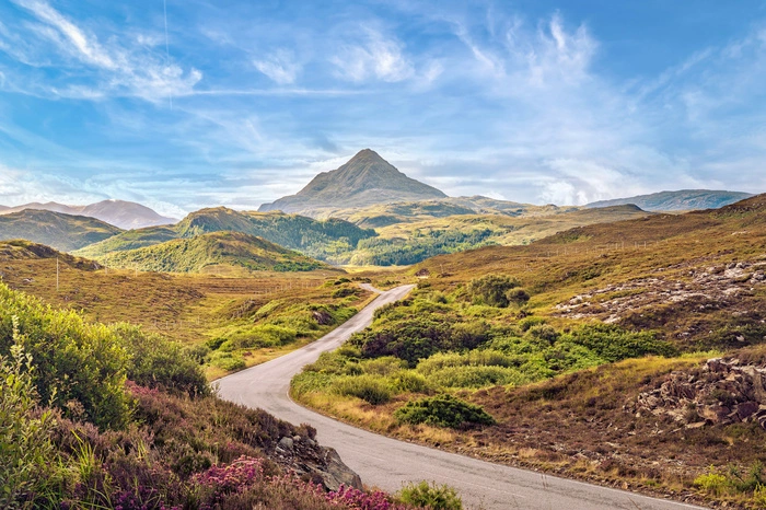 Edinburgh, Loch Ness, Glencoe – weiter in den Norden zieht es die meisten Schottlandreisenden nicht. Dabei entfalten die Highlands erst ab Inverness ihre volle Wirkmacht, die Küstenlinie ist von einer Schönheit, die einen nicht loslässt, und nicht zuletzt der Ort John o’ Groats – gefühlt am Ende der Welt. Als Roadtrip am besten zusammengefasst auf der Route „North Coast 500“. 