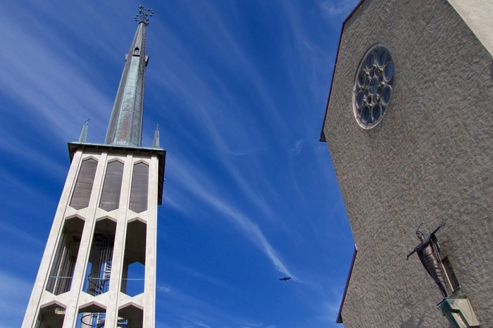 Architektur. Die Hauptstadt der Provinz Nordland hat ein buntes Zentrum mit vielen Lokalen, Cafés, Geschäften und Street-Art an einigen Fassaden. Im Zweiten Weltkrieg wurde es durch Bombardements weitgehend zerstört und ist daher von moderner Architektur geprägt. Stellvertretend dafür stehen das Rathaus und der Dom zu Bodø mit seinem frei stehenden Glockenturm, die aus Beton gebaut wurden. Traditioneller sieht es im Wohnviertel Svenskebyen – der Schwedenstadt – aus. Die typischen Holzhäuser wurden 1941 mit Unterstützung des Schwedischen Roten Kreuzes errichtet.