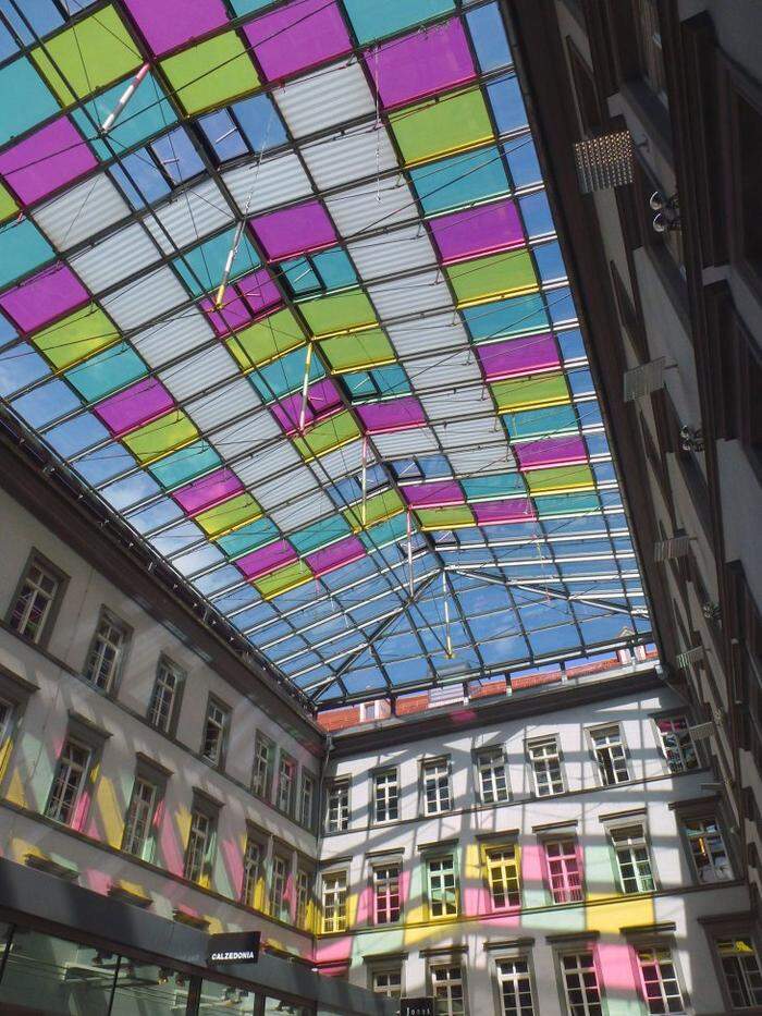 Bunte Glasdecken in den Rathausgalerien