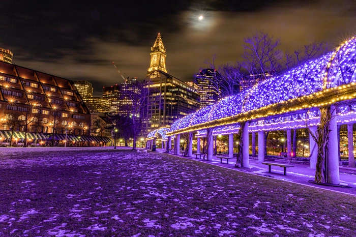 Boston. Was in New York die Dyker Heights ist, heißt in Boston „Somerville Illuminations Tour“: Auch hier ist eine ganze Nachbarschaft hell und bunt erleuchtet, mit Weihnachtlichem ebenso wie mit Maritimem, das Meer ist schließlich nicht weit. Boston bringt an vielen Plätzen, etwa auf dem zentralen Boston Common, die Bäume mit Tausenden Lichtern zum Erstrahlen. Überall in der Stadt werden Schlittschuhbahnen aufgebaut. Weihnachtsmärkte gibt es ebenfalls, etwa den „Snowport at the Seaport“.