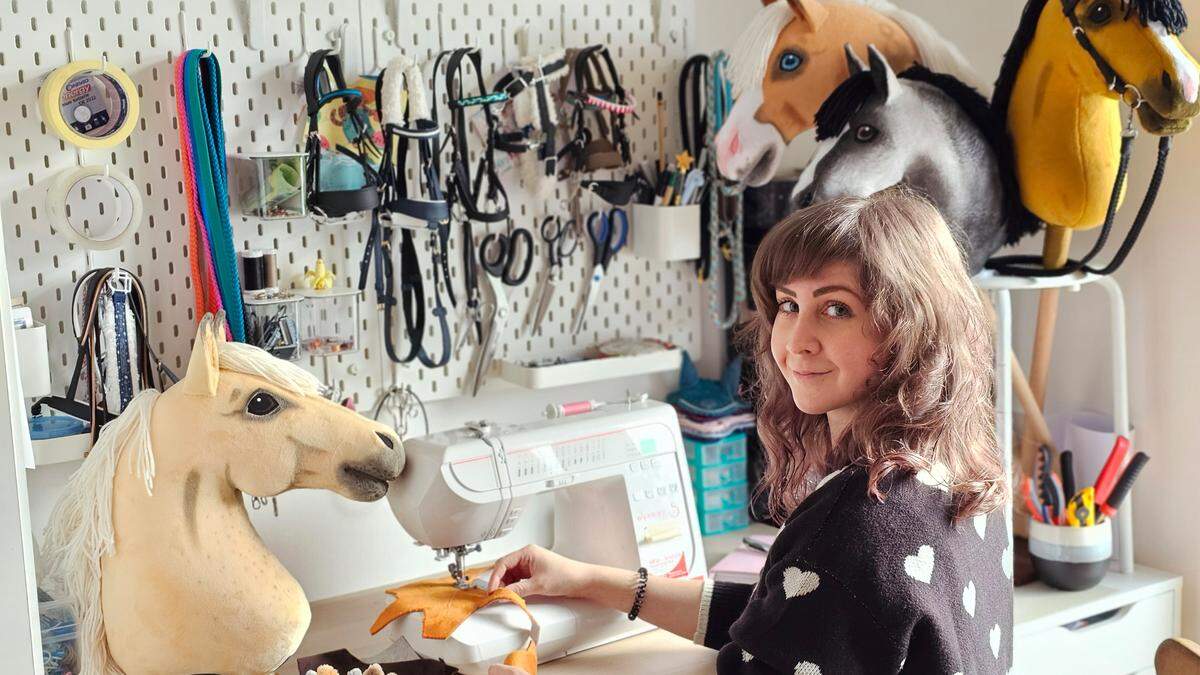 Milena Spiegel hat sich auf die Herstellung von kunstvollen Steckenpferden spezialisiert. Mit „Mimis Ponyhof“ hat sich die 34-Jährige selbstständig gemacht